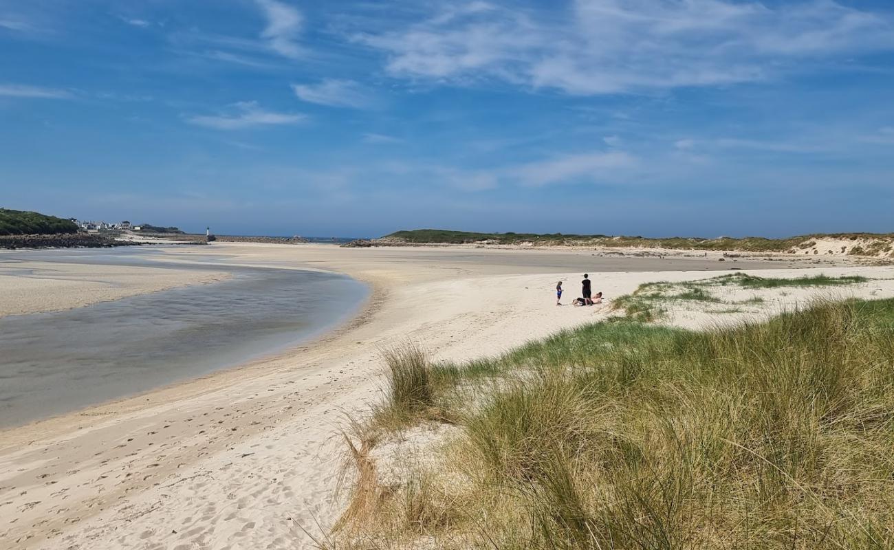 Photo de Guillec Beach avec sable beige de surface