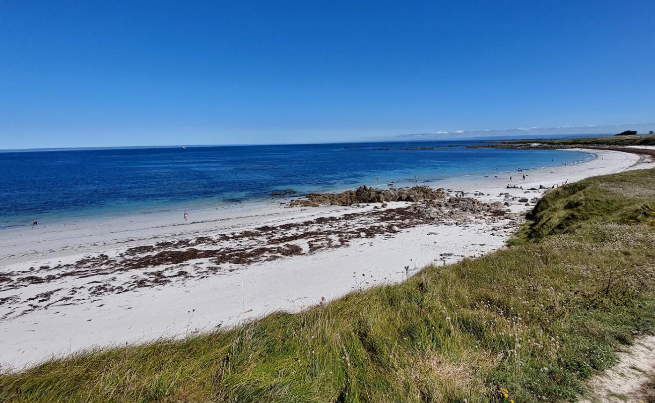 Photo de La Greve Blanche Beach avec sable beige de surface