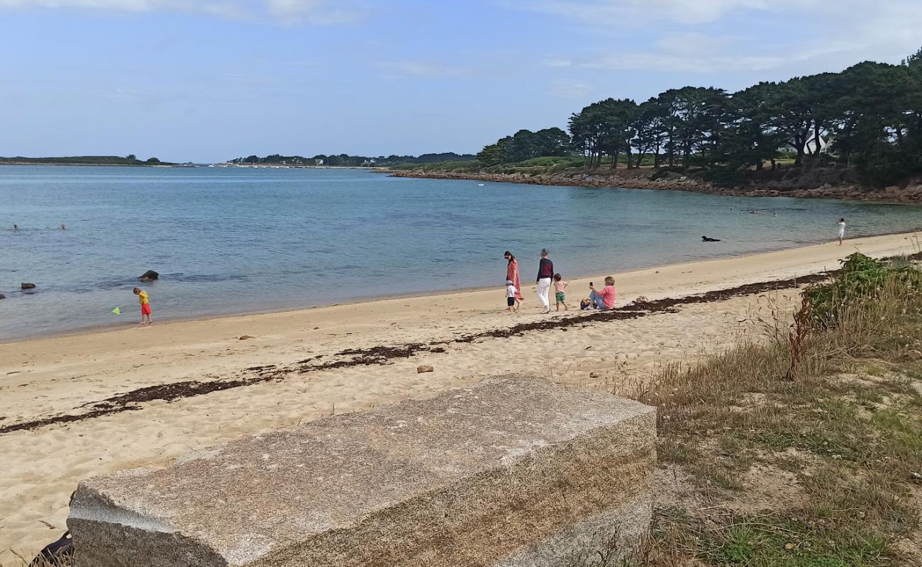 Photo de Keryvon Beach avec sable beige de surface
