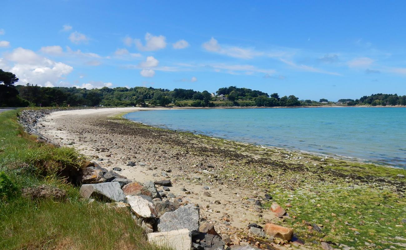 Photo de Gouermel Beach avec sable gris & galets de surface