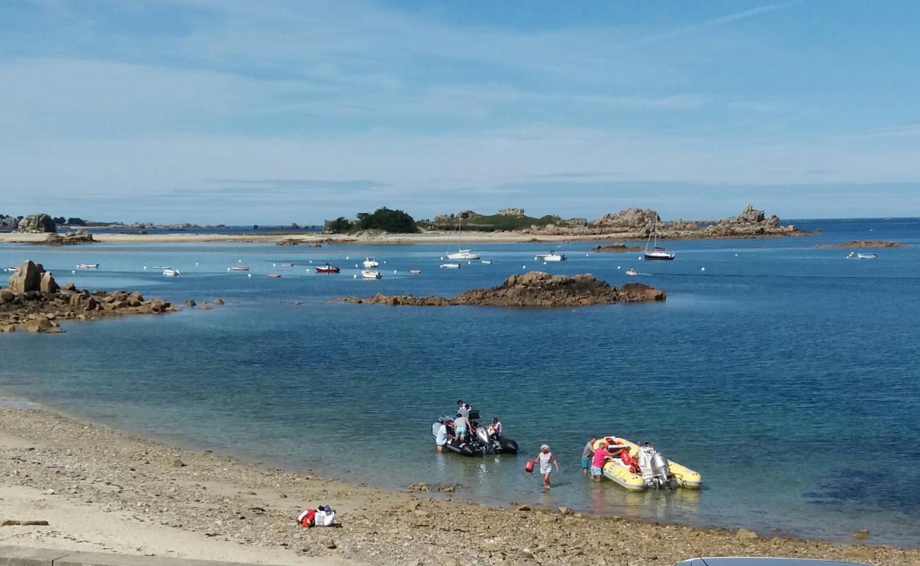 Photo de Pors Scaff Beach avec sable gris & rochers de surface