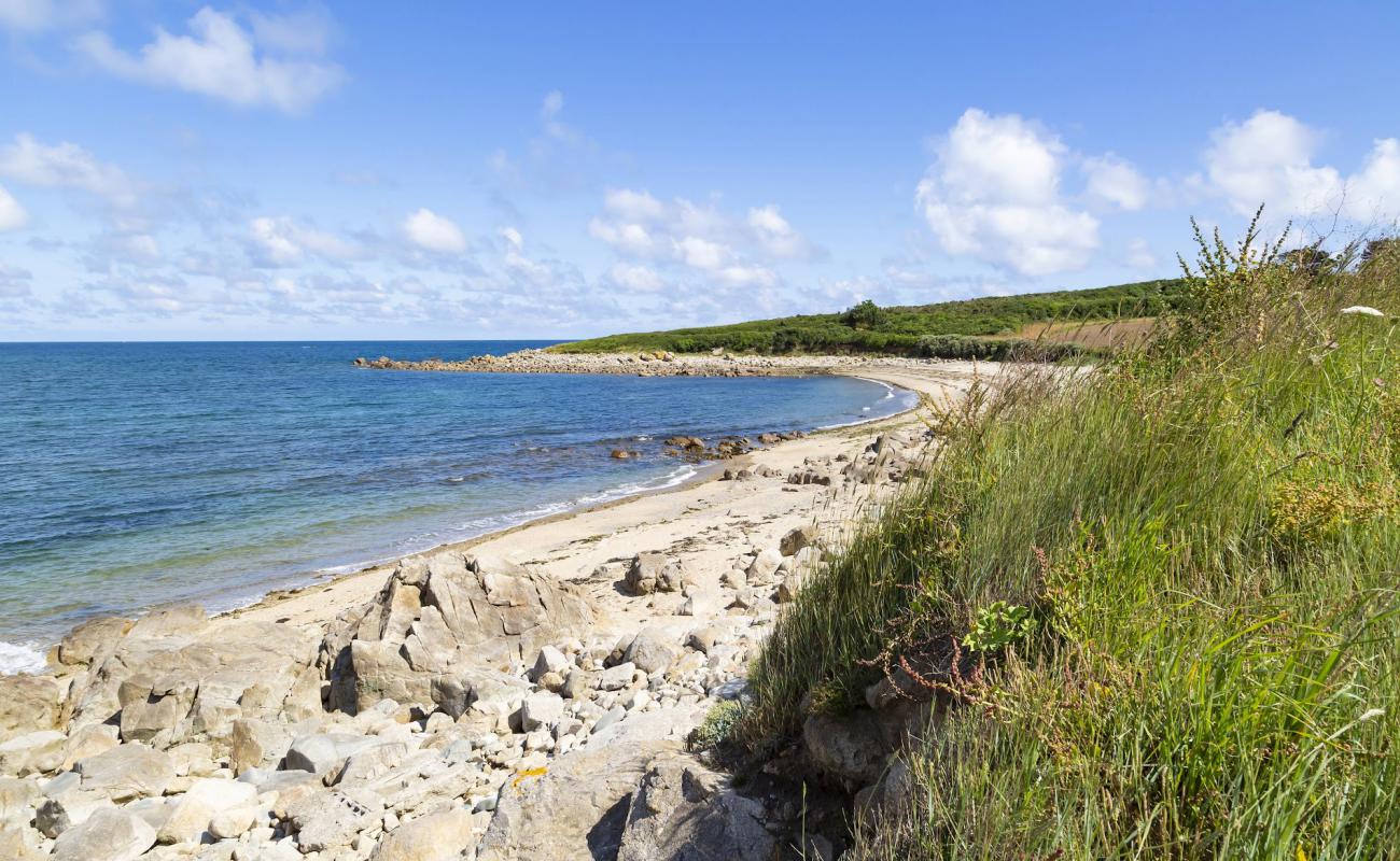 Photo de Kermagen Beach avec sable gris & rochers de surface