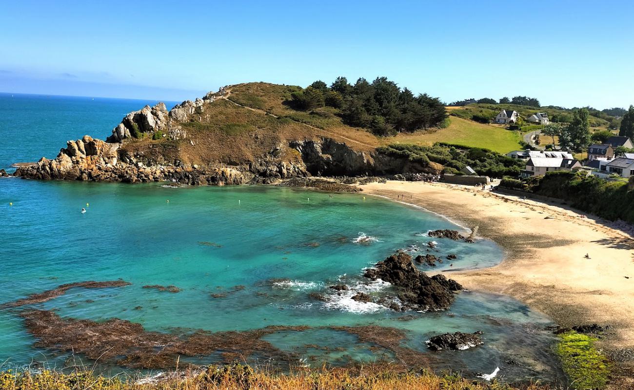 Photo de Port Morvan Beach avec sable beige de surface