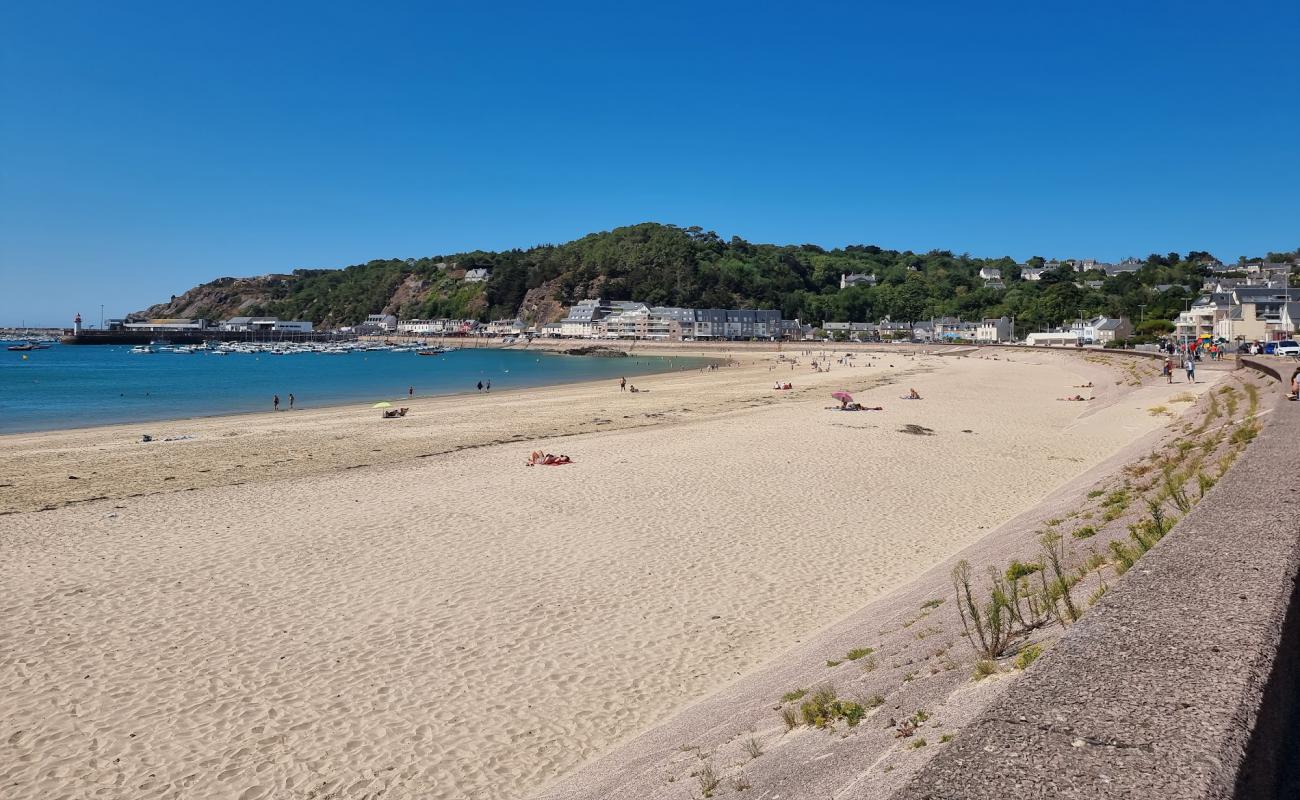 Photo de Caroual Beach avec sable beige de surface
