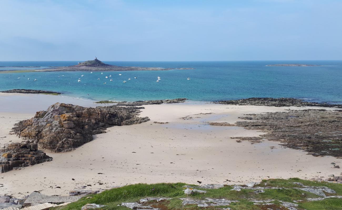 Photo de Montiers Beach avec sable beige de surface