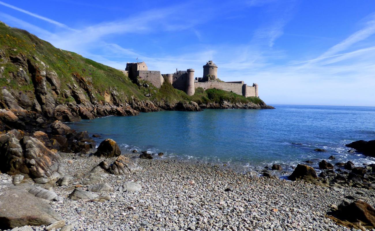 Photo de Fort la Latte Beach avec galets gris de surface