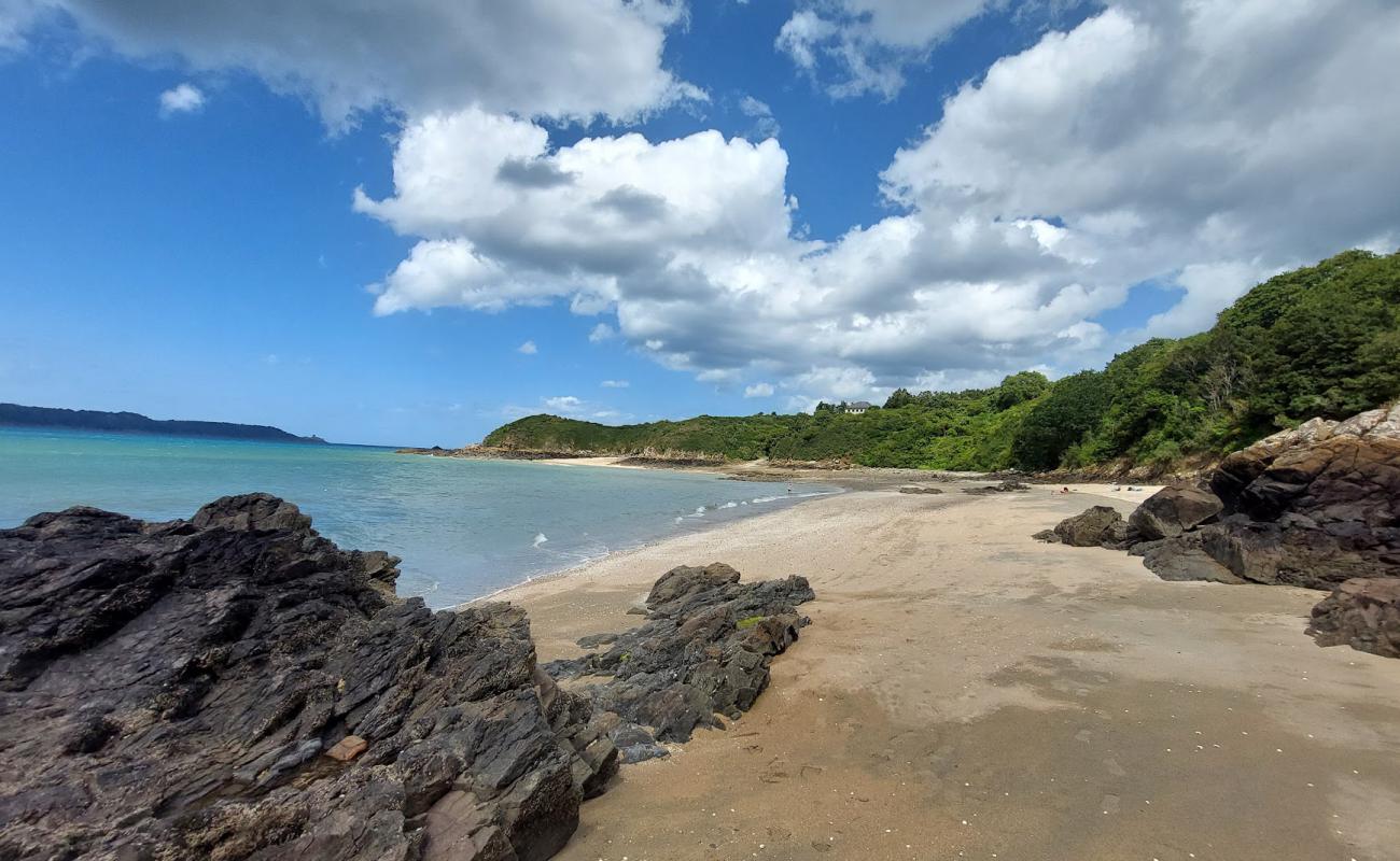 Photo de La Fosse Beach avec sable lumineux de surface