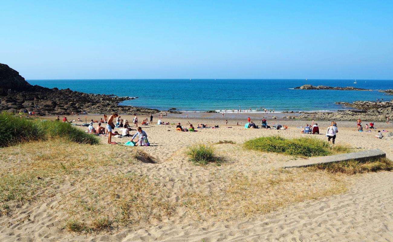 Photo de La Mare Beach avec sable beige de surface