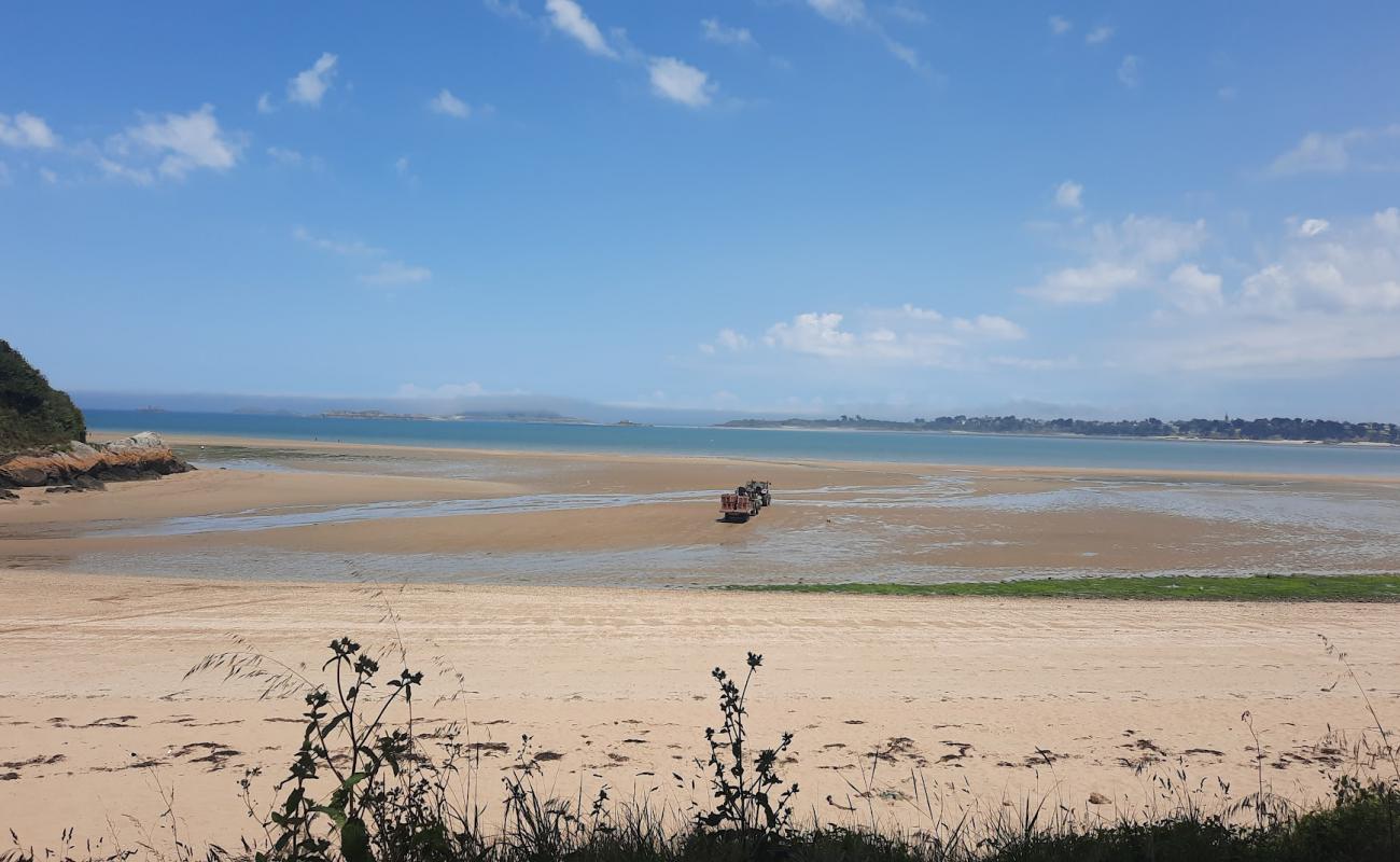 Photo de Quatre Vaux Beach avec sable beige de surface