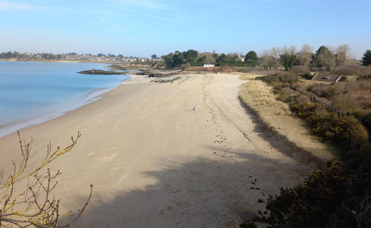 Photo de Ruet Beach avec sable lumineux de surface