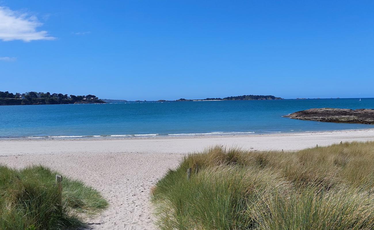 Photo de Briantais Beach avec sable beige de surface