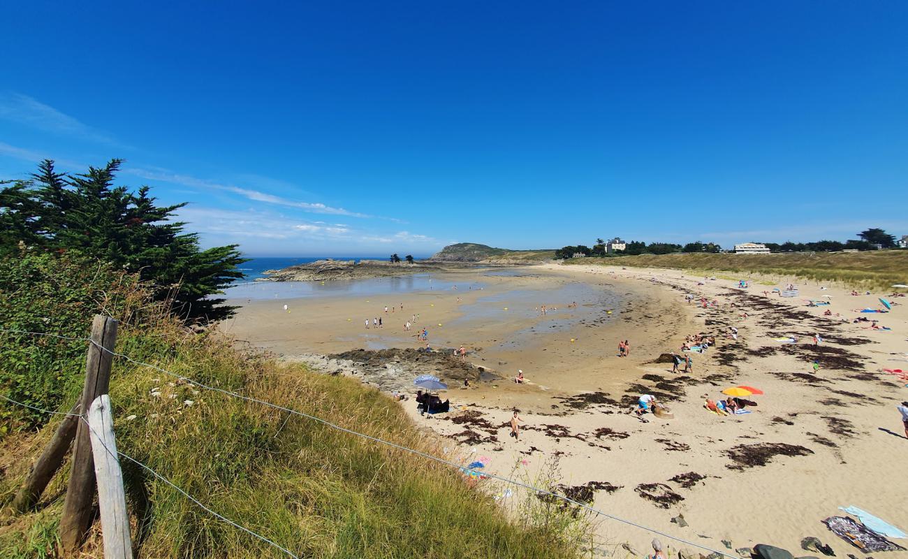 Photo de Port Hue Beach avec sable beige de surface
