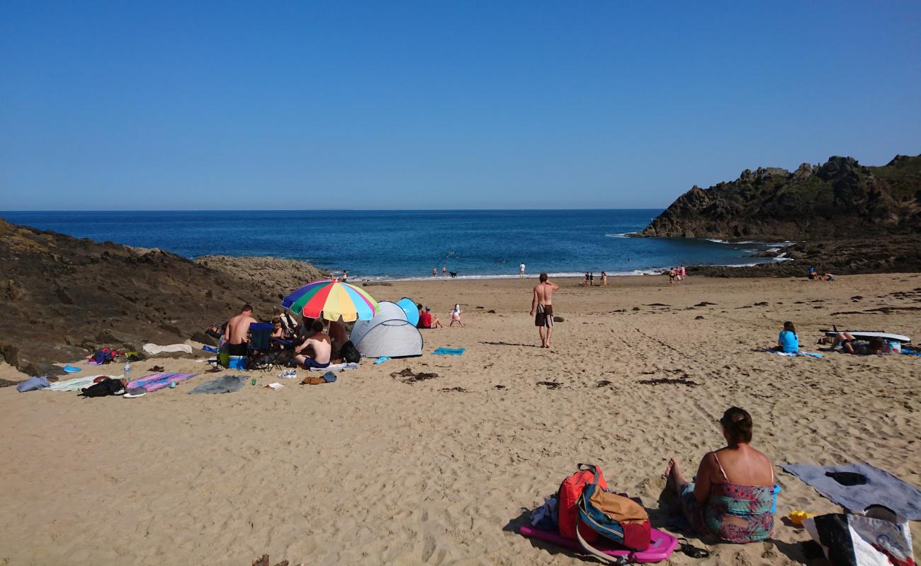 Photo de Petit Port Beach avec sable lumineux de surface