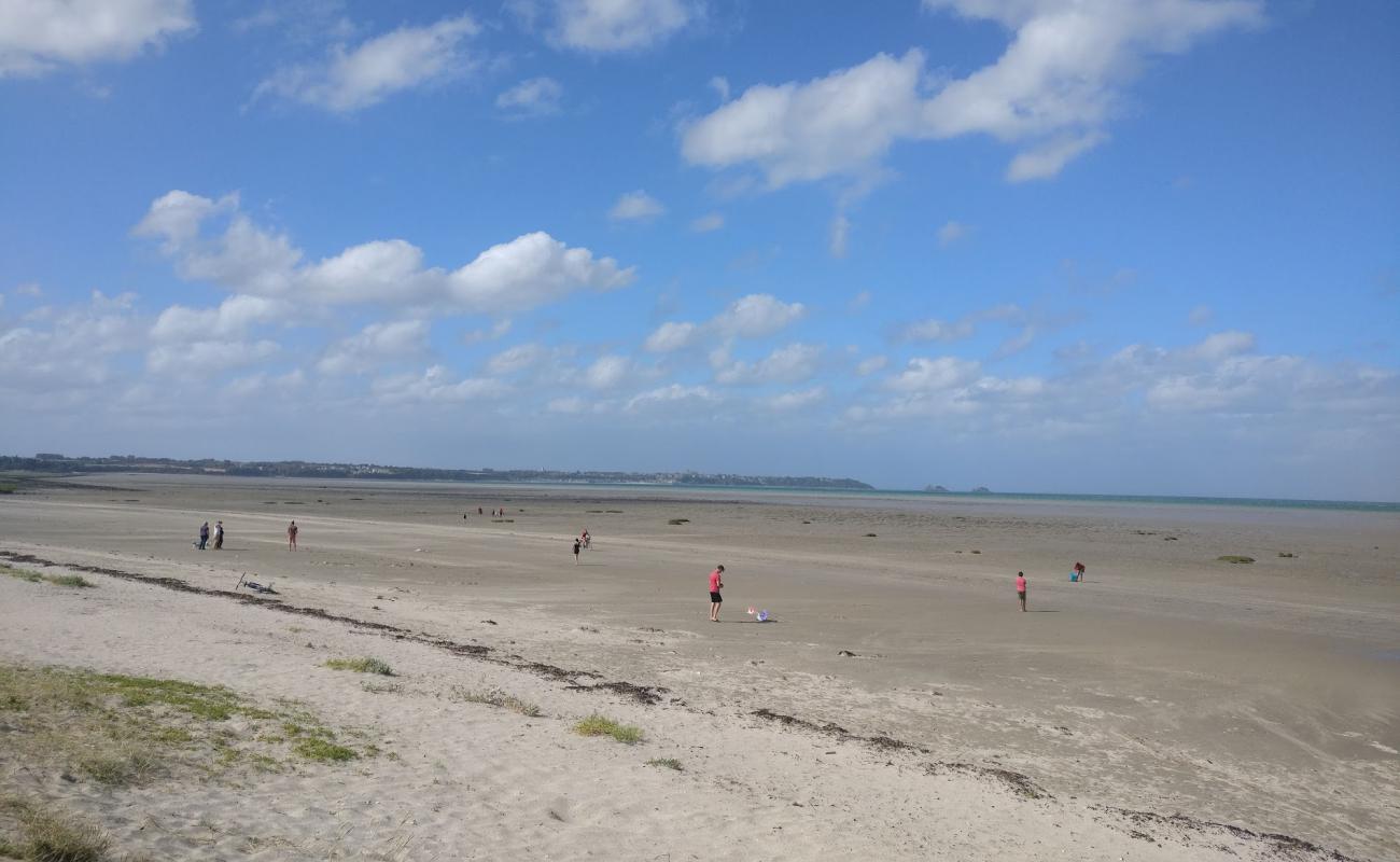 Photo de Saint-Benoit-des-Ondes Beach avec sable beige de surface