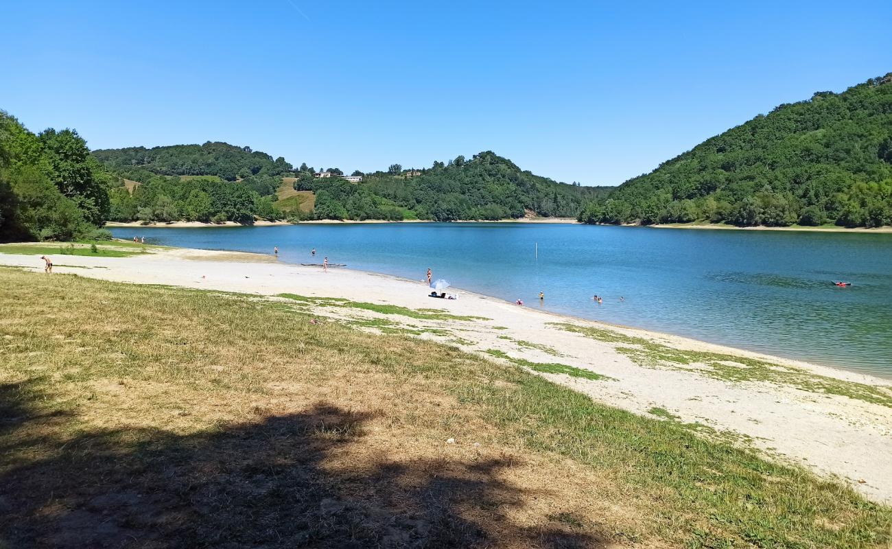 Photo de Mondely Lake Beach avec sable beige de surface