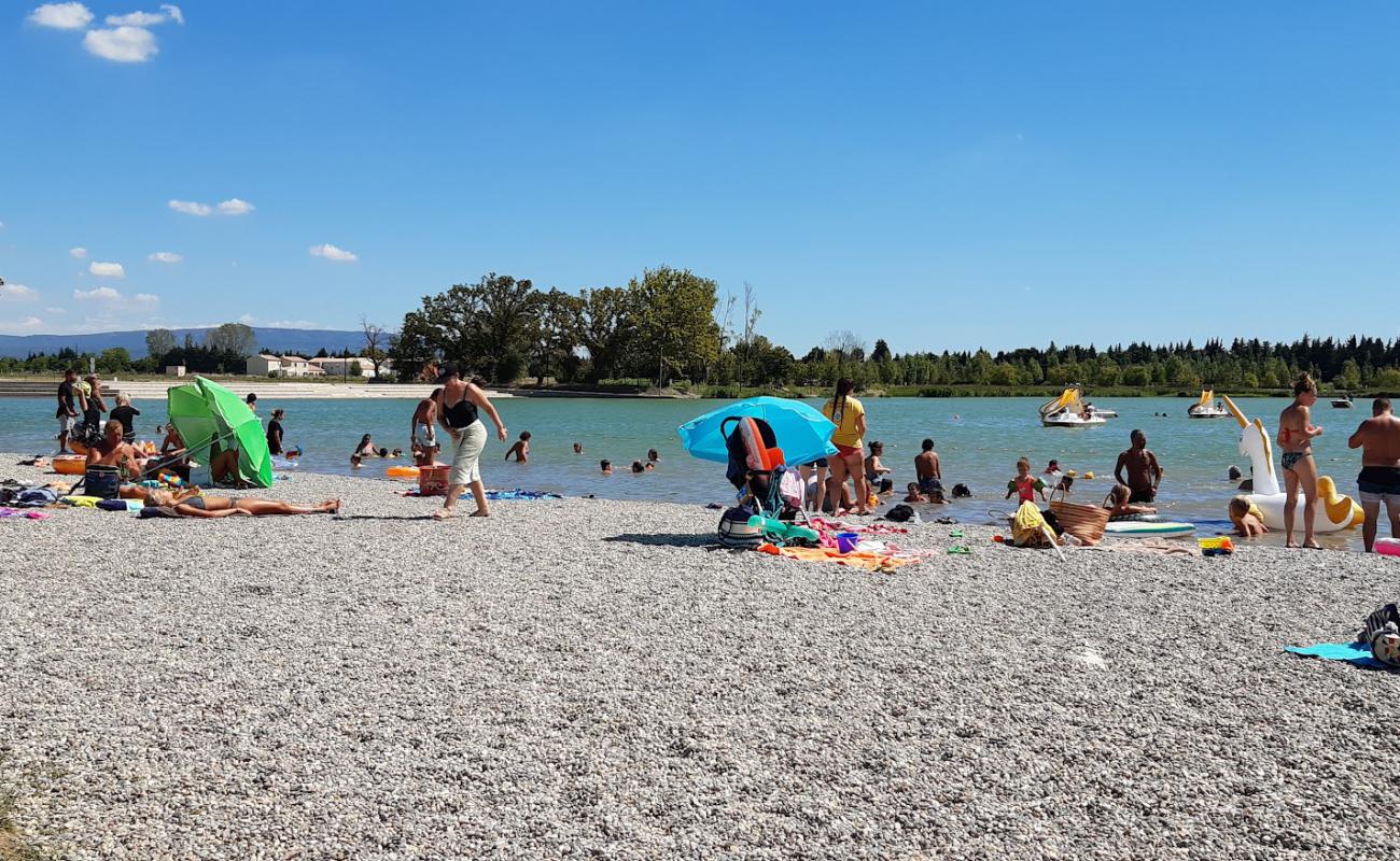 Photo de Monteux Lake Beach avec petits galets gris de surface