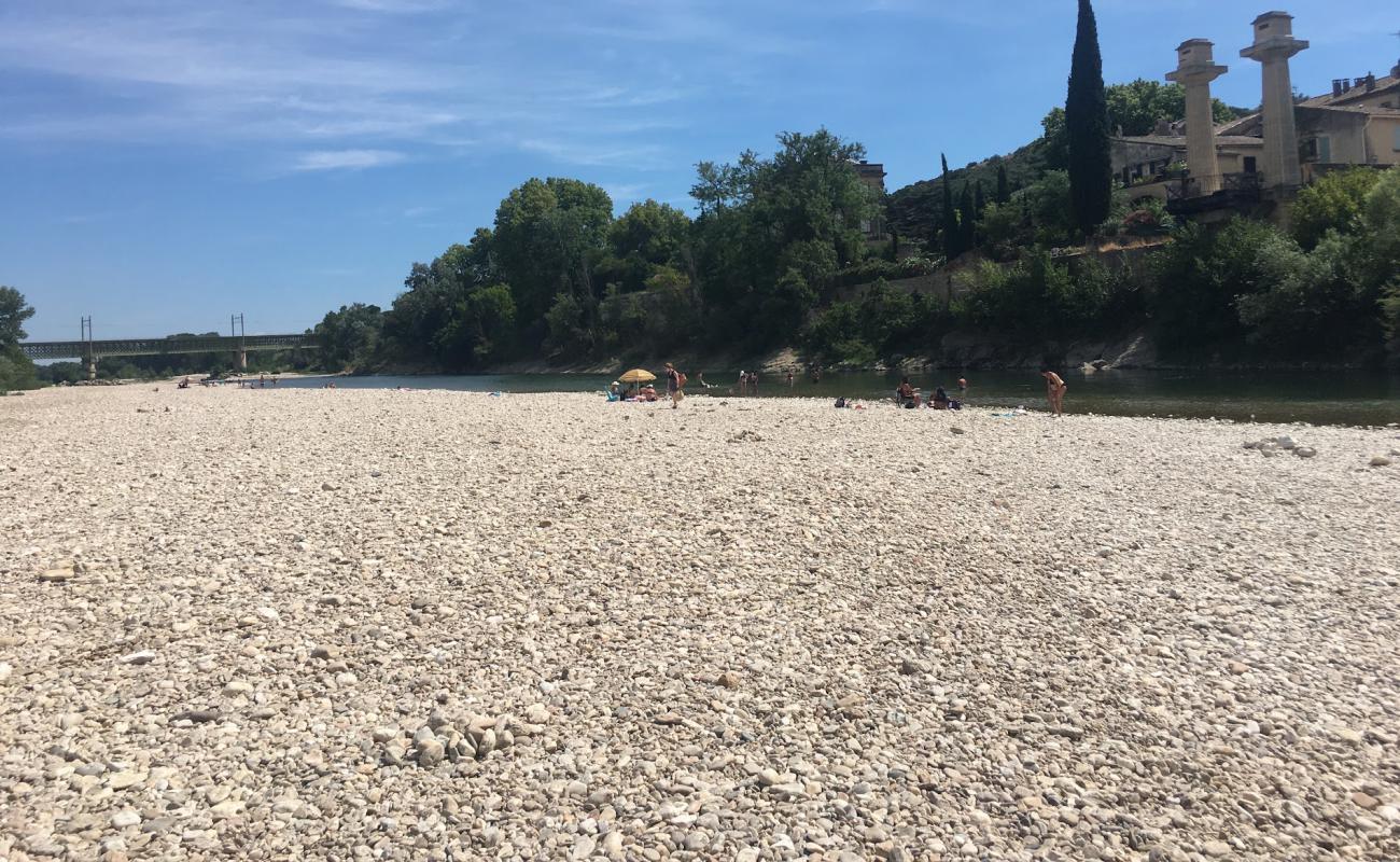 Photo de Remoulins Beach avec galets gris de surface