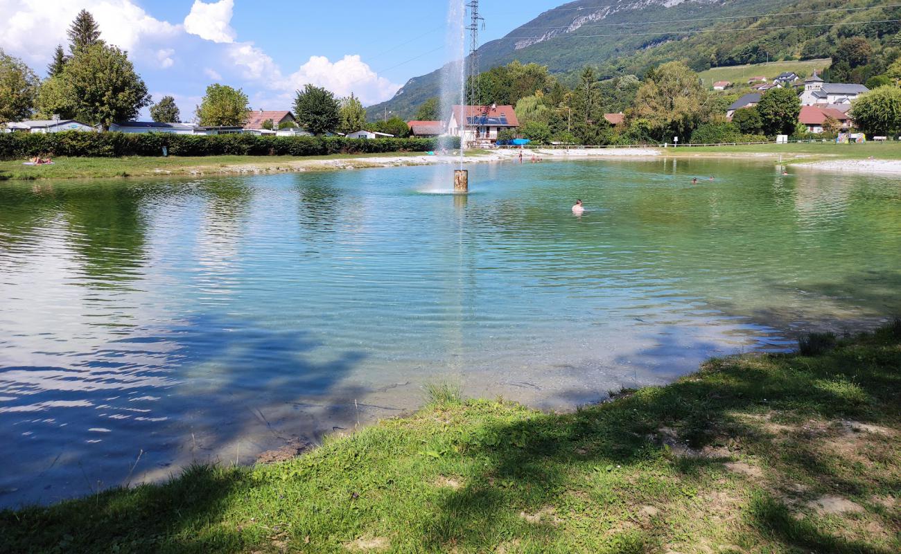 Photo de Plan d'eau de Serrieres-en-Chautagne Beach avec sable gris & galets de surface