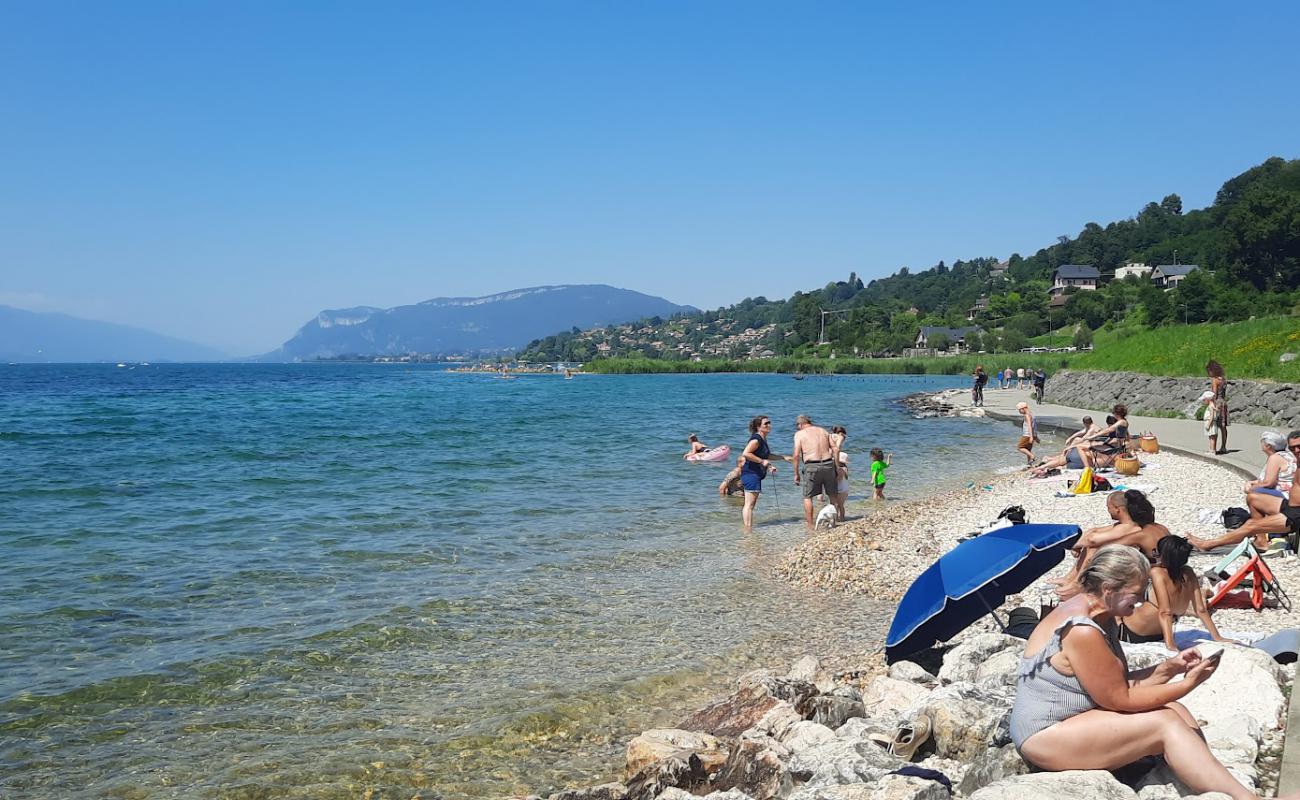 Photo de Les Cochets Beach avec terrain rocheux de surface