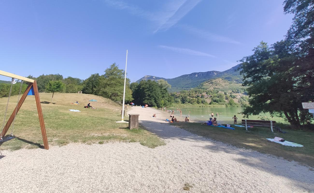 Photo de De Saint-Jean-de-Chevelu Lake Beach avec sable beige de surface