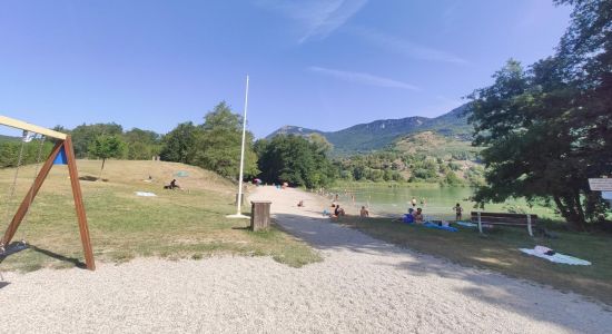 De Saint-Jean-de-Chevelu Lake Beach