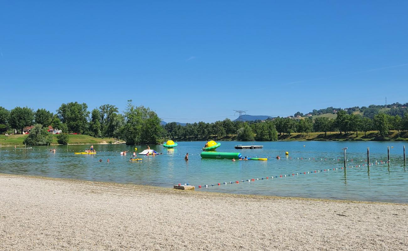 Photo de Romagnieu Lake Beach avec petits galets gris de surface