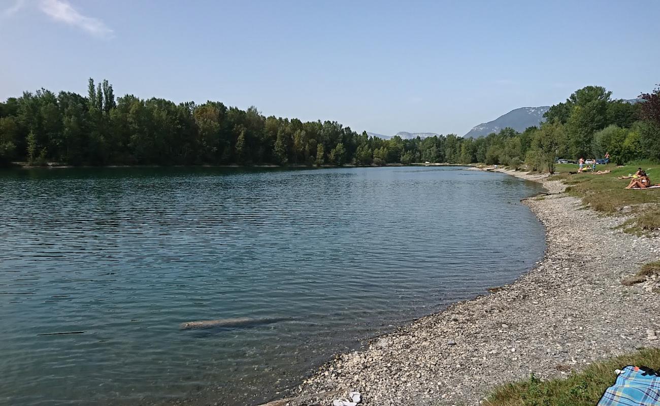 Photo de Plan D'eau Des Lones Beach avec galets gris de surface