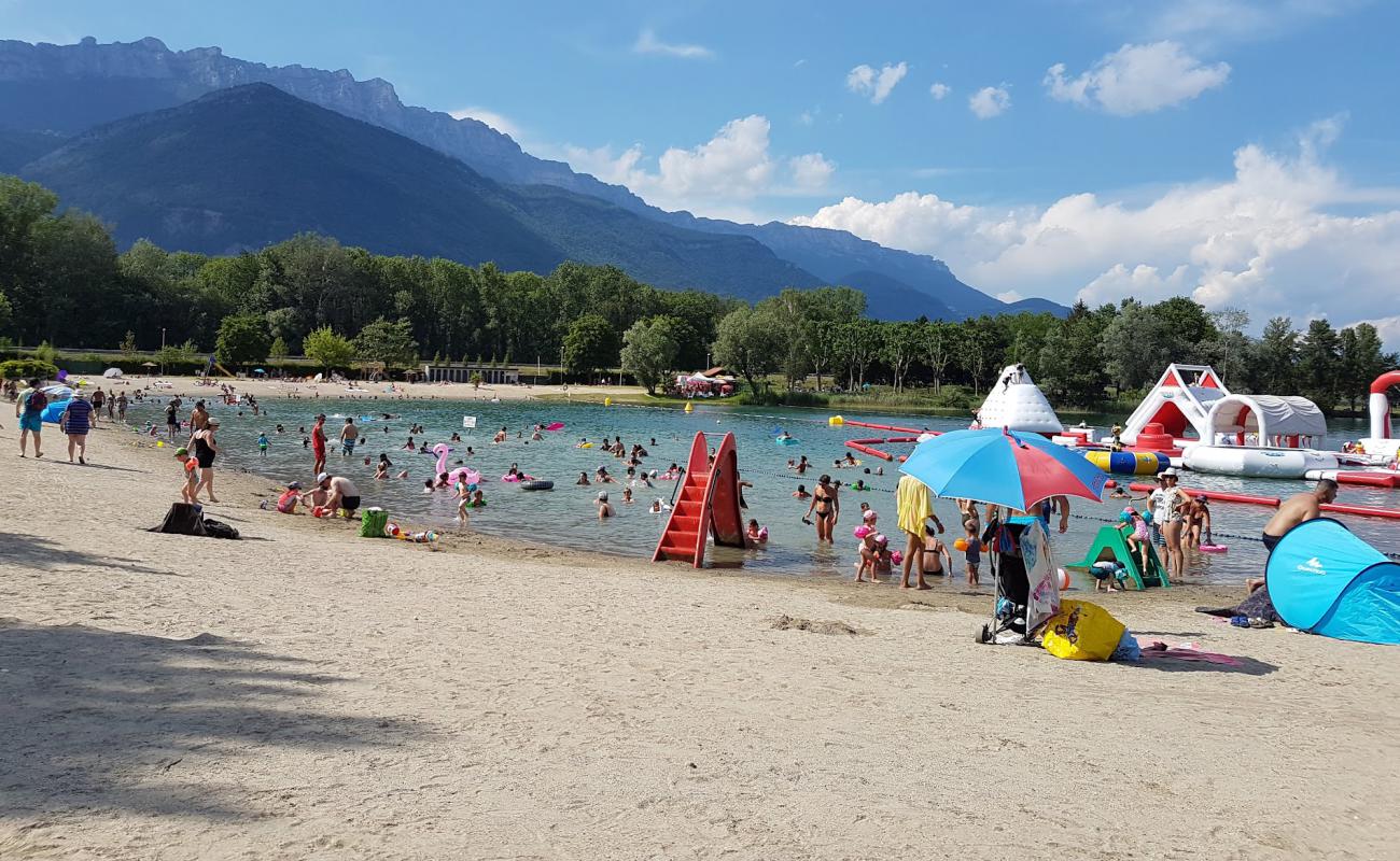 Photo de La Terrasse Lake Beach avec sable lumineux de surface