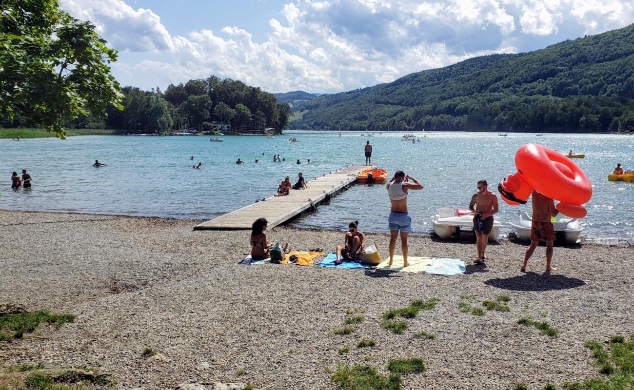 Photo de Laffrey Beach avec petits galets gris de surface