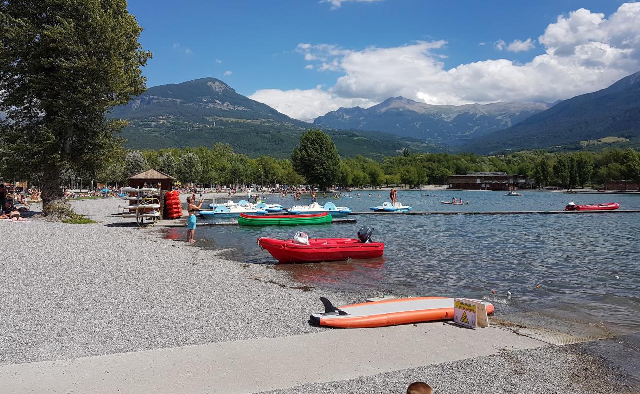 Photo de Plan d'Eau Beach avec petits galets gris de surface