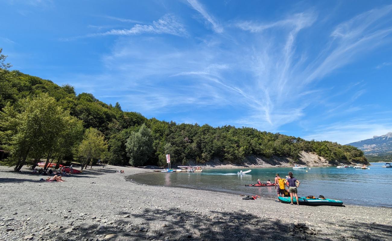 Photo de Baie du Foreston Beach avec sable gris & rochers de surface