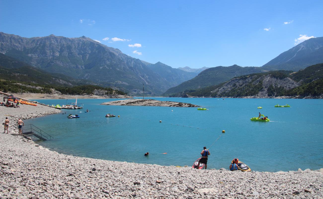 Photo de Port Saint Pierre Beach avec sable gris & rochers de surface
