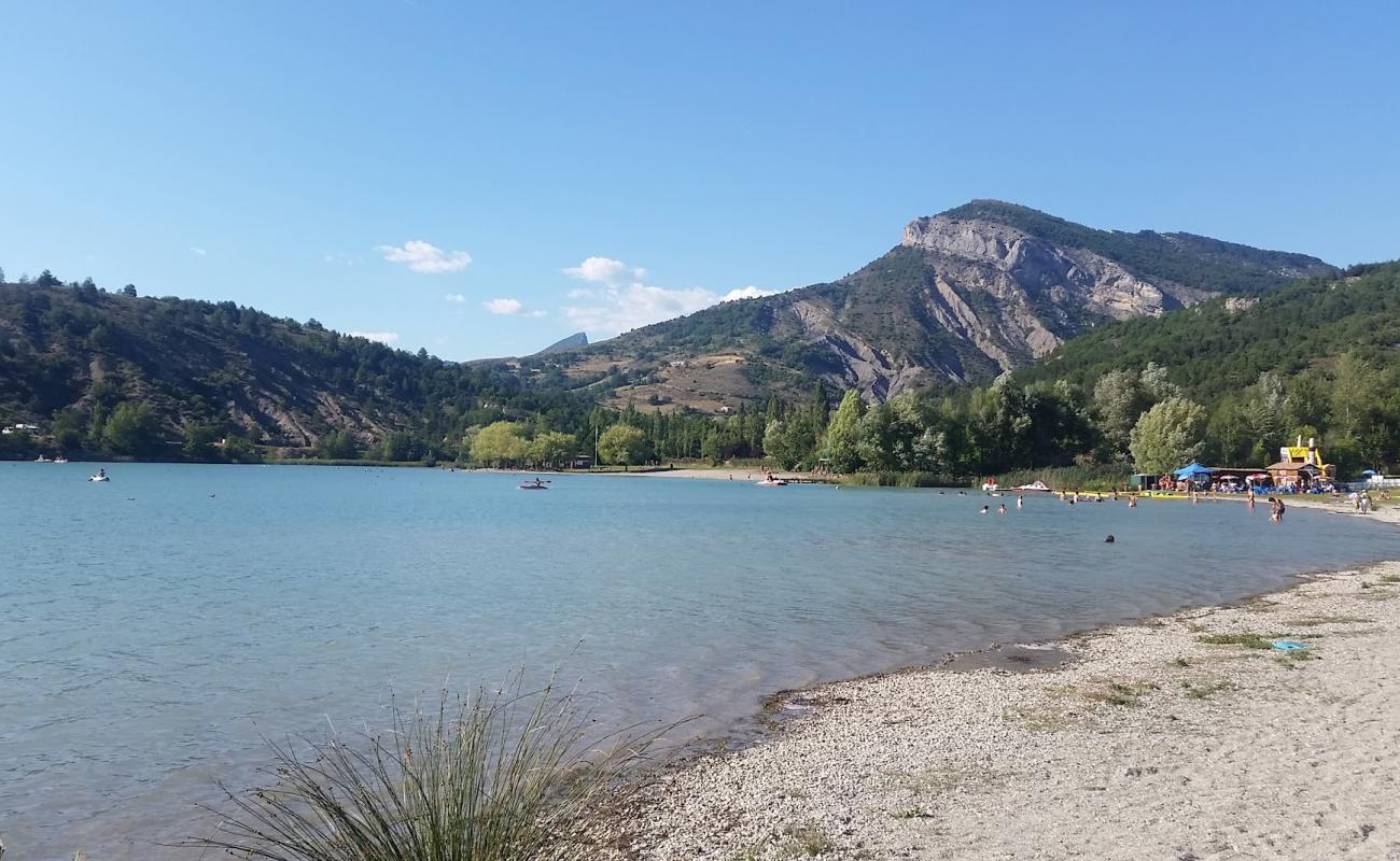 Photo de Plan d'eau du Riou Beach avec roches de surface