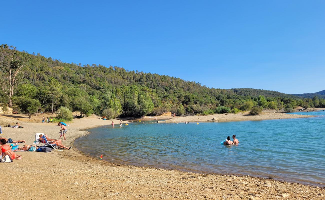 Photo de Maison du Lac de Saint-Cassien Beach avec sable beige & pierres de surface