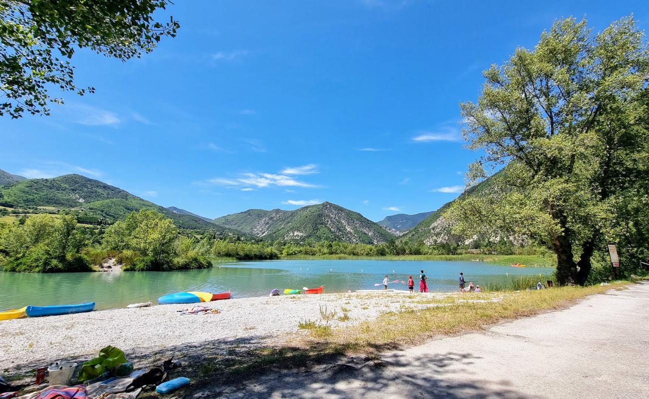 Photo de Brec Beach avec petits galets gris de surface