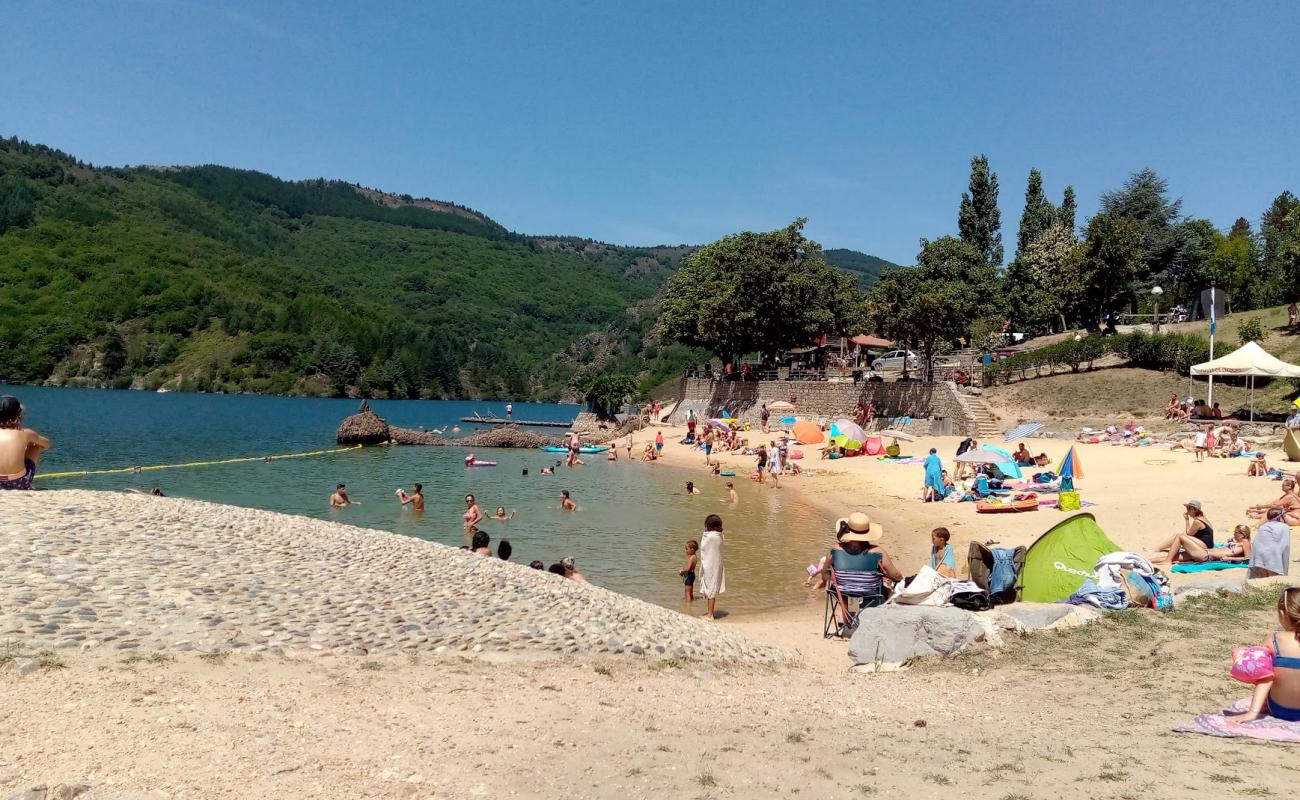 Photo de Villefort Lake Beach avec sable beige de surface