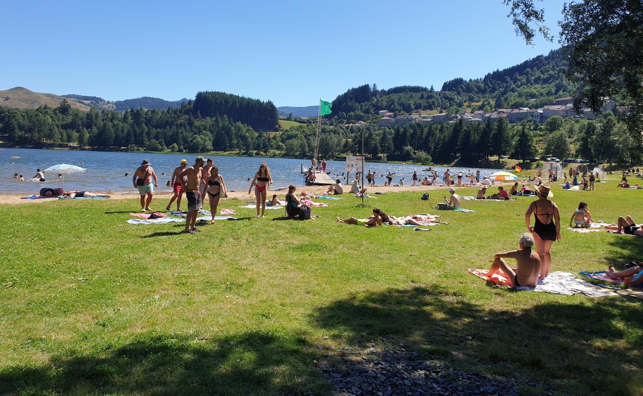 Photo de Saint Martial Lake Beach avec sable beige de surface