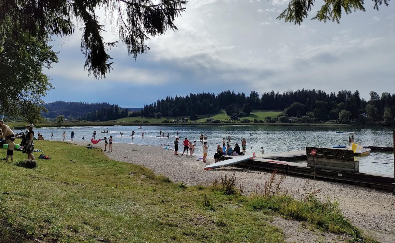 Photo de Perrieres Beach avec caillou fin gris de surface