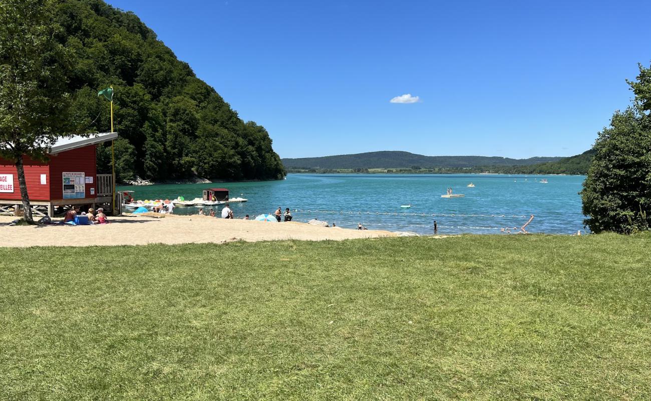Photo de Domaine de Chalain Beach avec sable beige de surface
