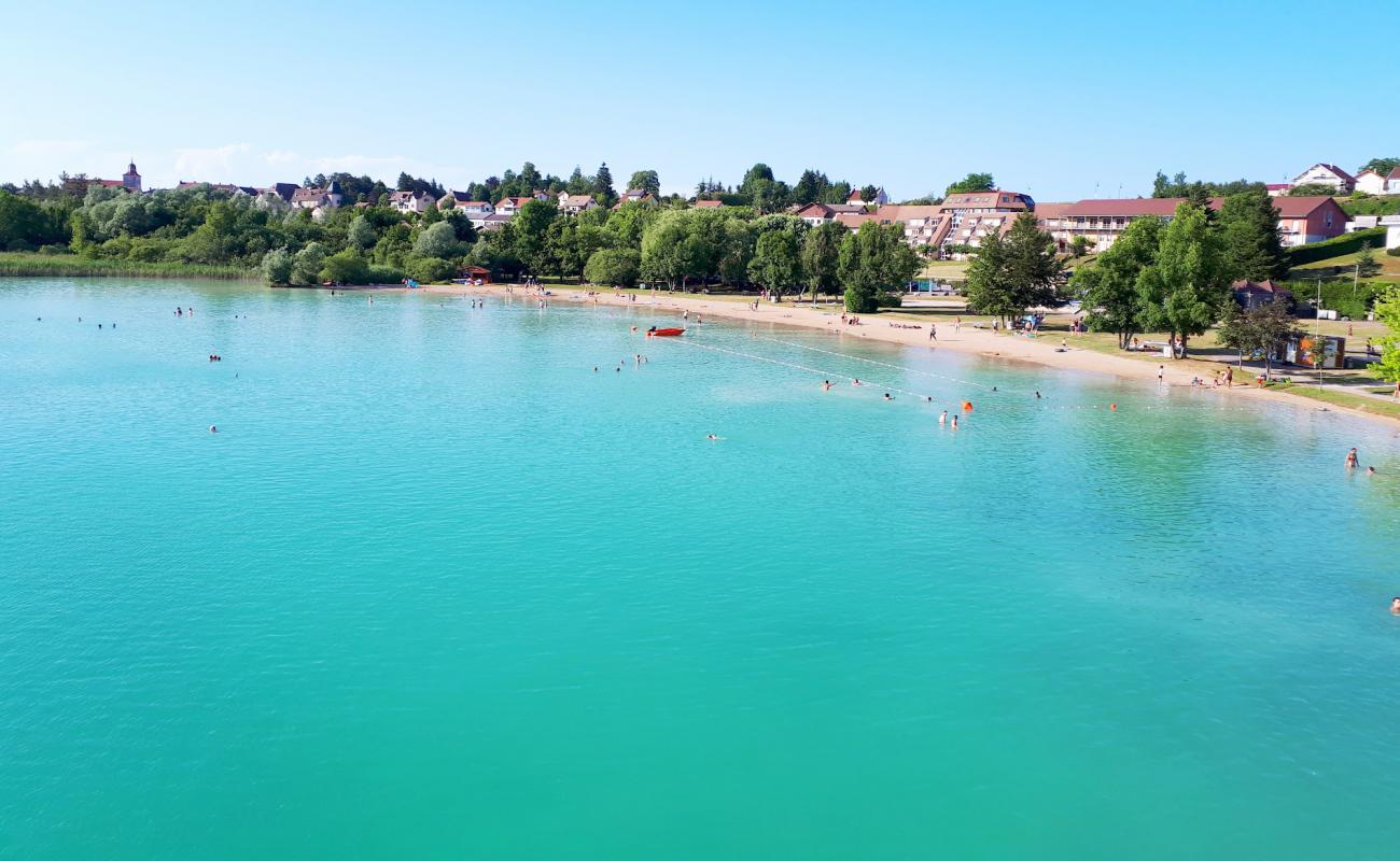 Photo de Clairvaux les Lacs Beach avec sable beige de surface