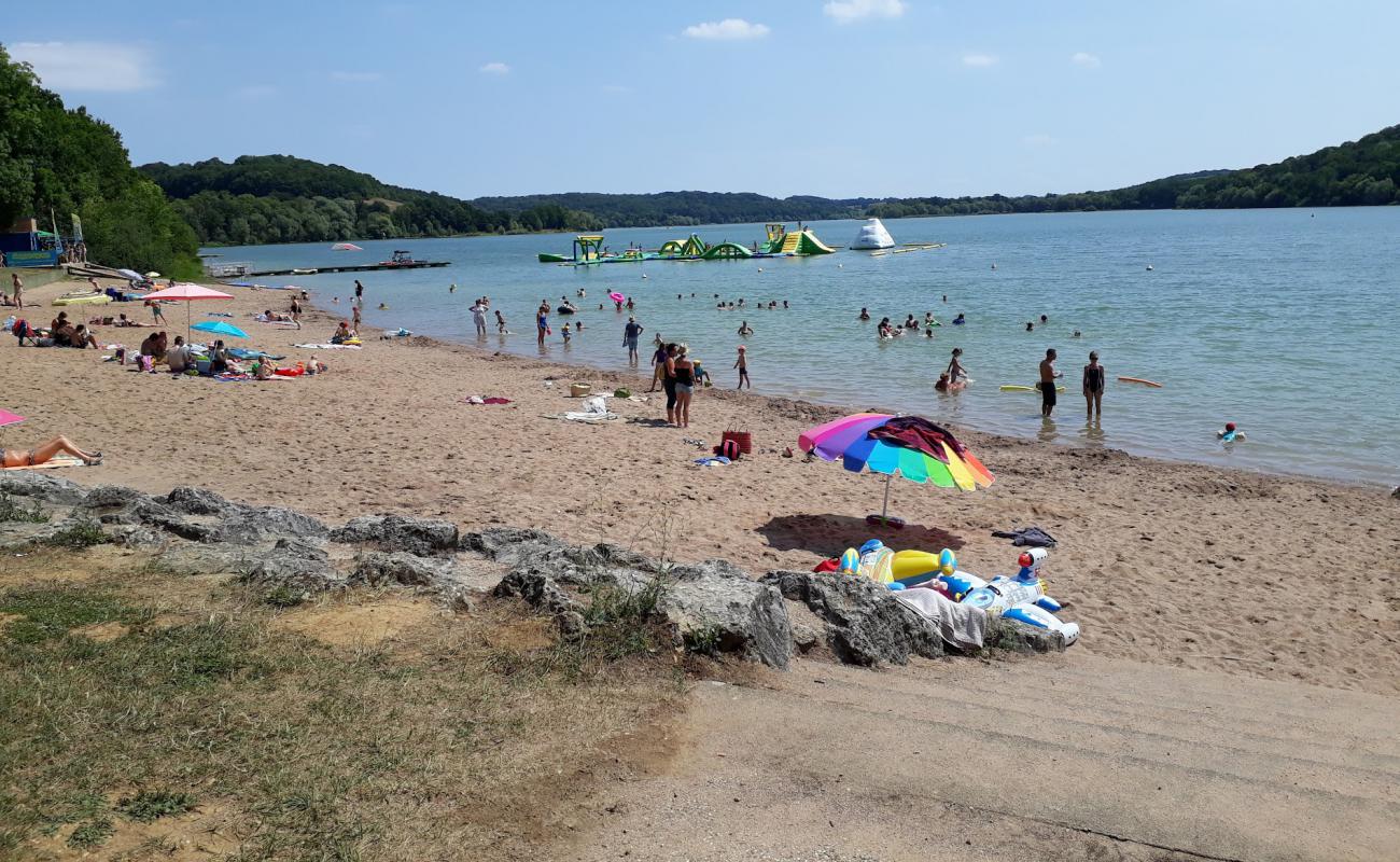 Photo de Lac de la Liez Beach avec sable lumineux de surface