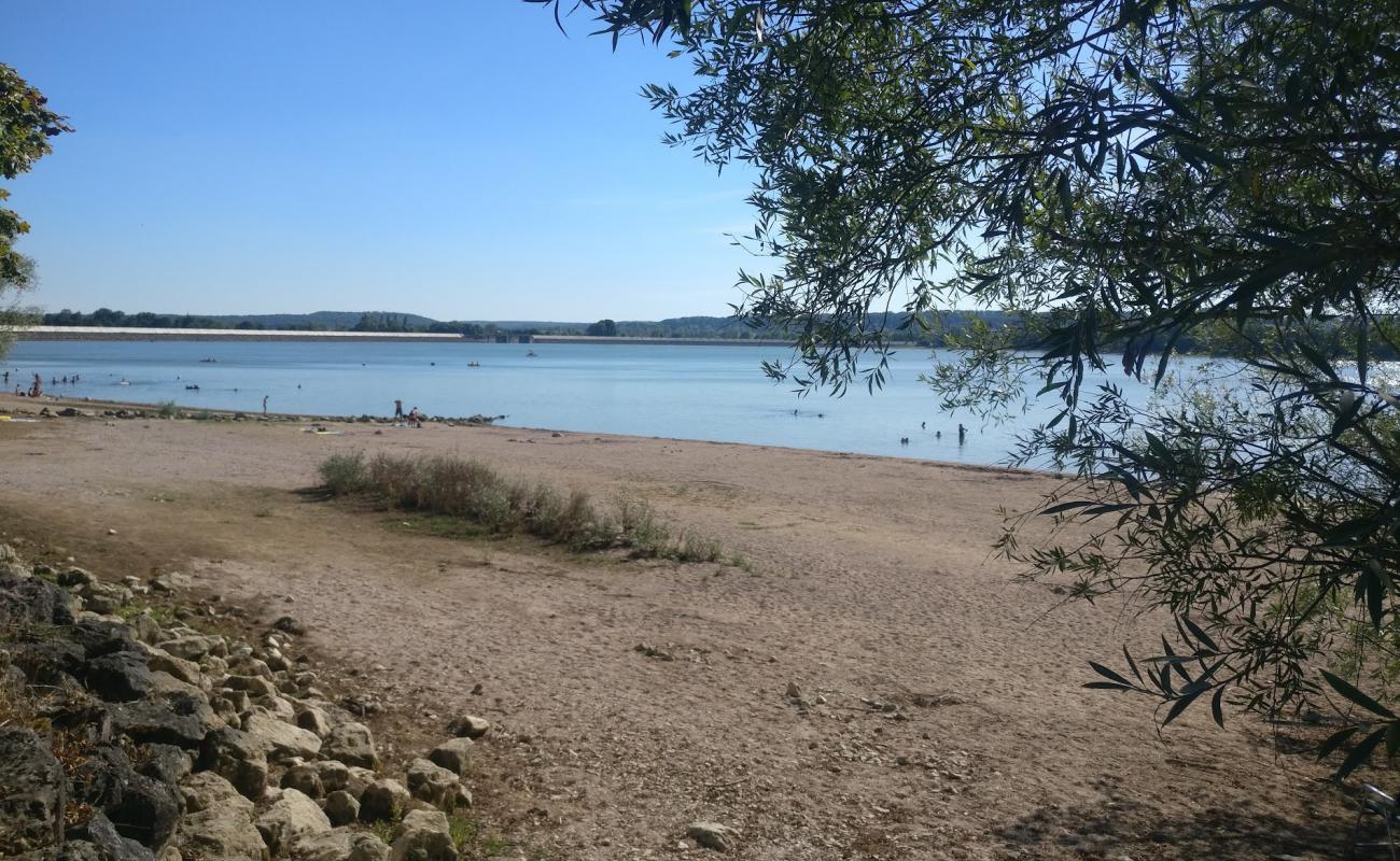Photo de Lac de Villegusien Beach avec sable beige de surface
