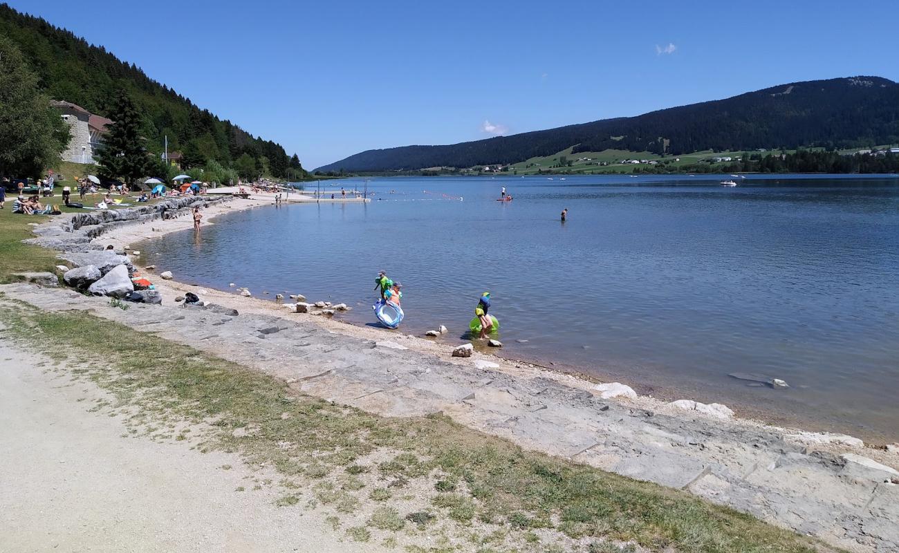 Photo de Rousses Lake Beach avec petits galets beige de surface