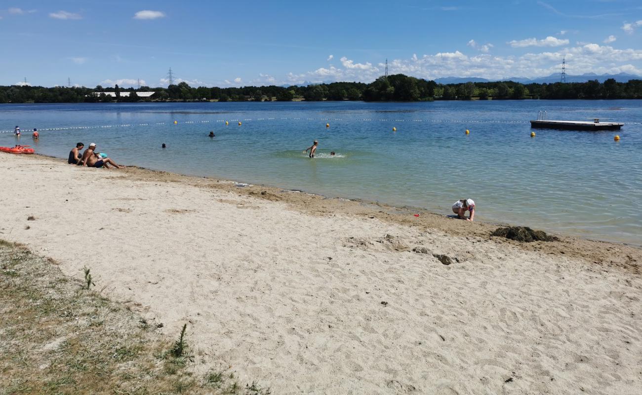 Photo de Divonne Beach avec sable lumineux de surface