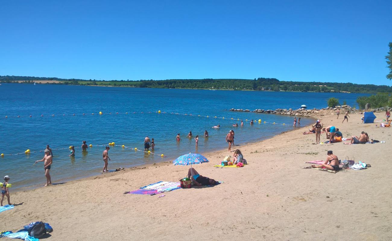 Photo de Vernhes Beach avec sable clair avec caillou de surface