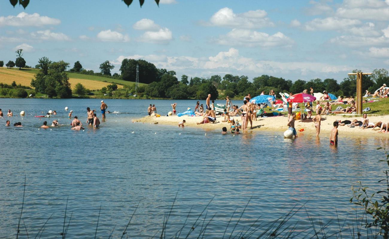 Photo de Val de Lenne Lake Beach avec sable beige de surface
