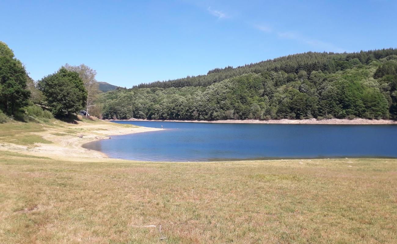 Photo de Loisirs du Lac du Laouzas Beach avec petits galets gris de surface