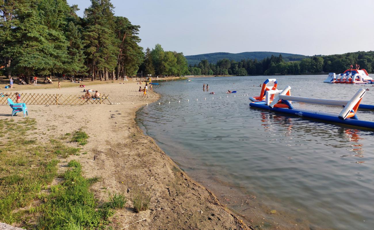 Photo de Montagnes Lake Beach avec sable beige de surface