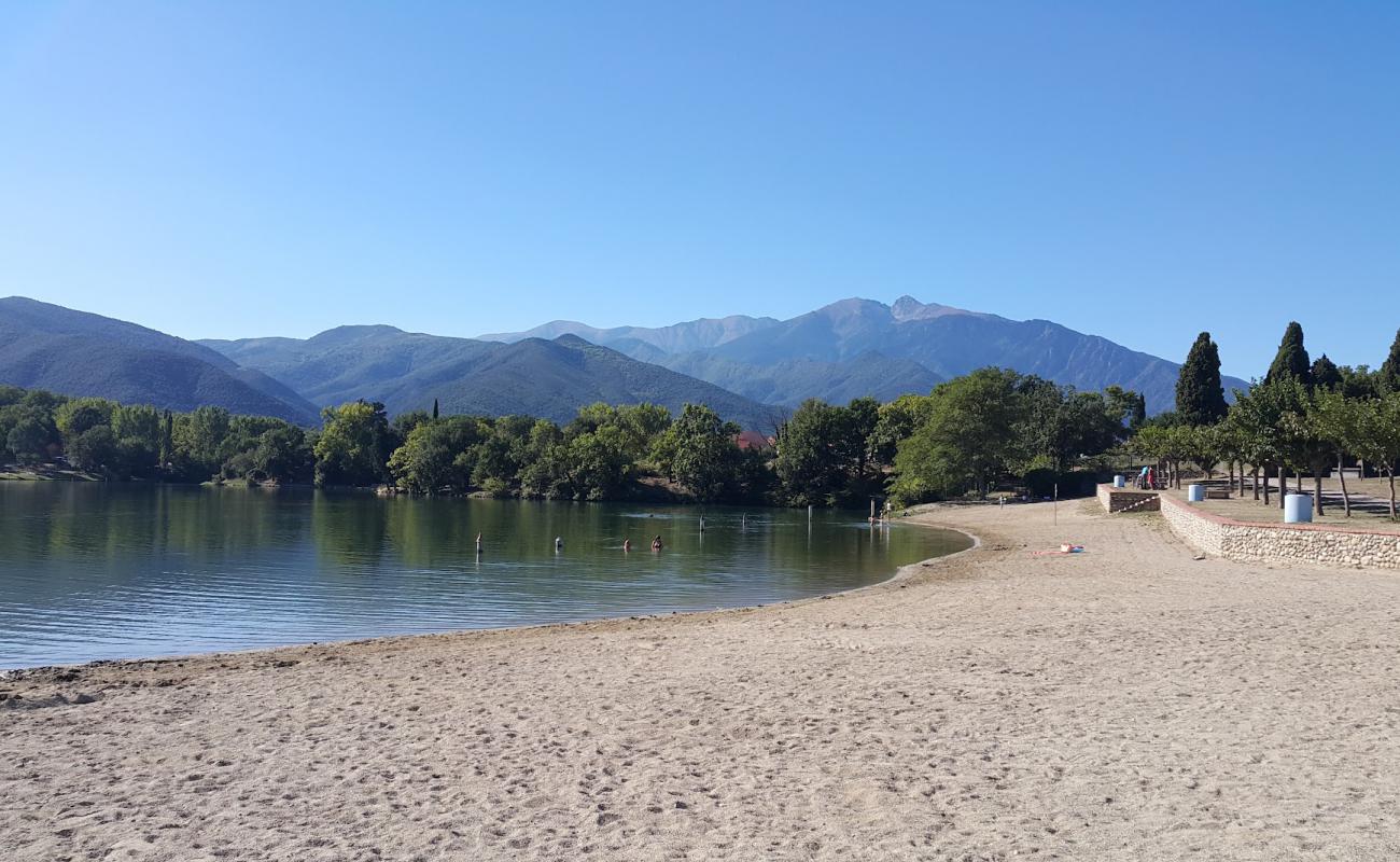 Photo de Escoumes Beach avec sable lumineux de surface