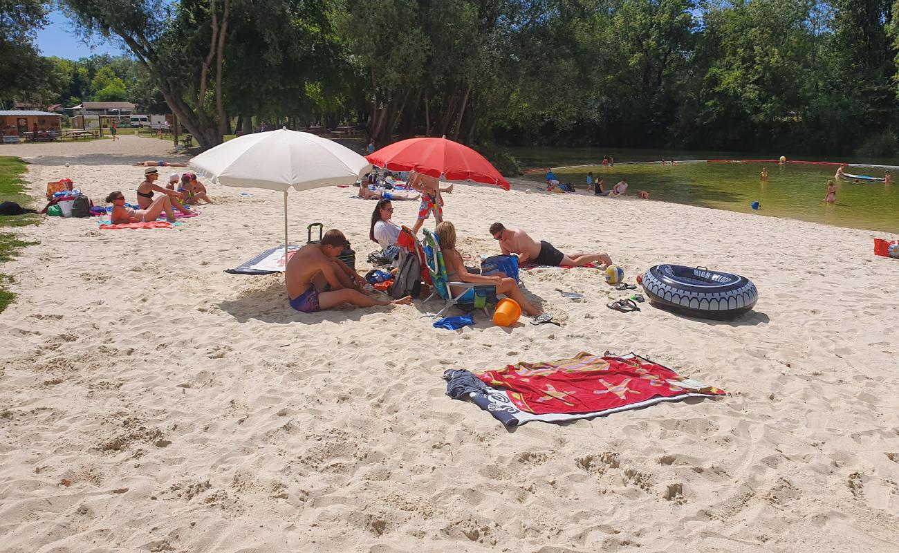 Photo de Aire de Loisirs du Bain des Dames avec sable beige de surface